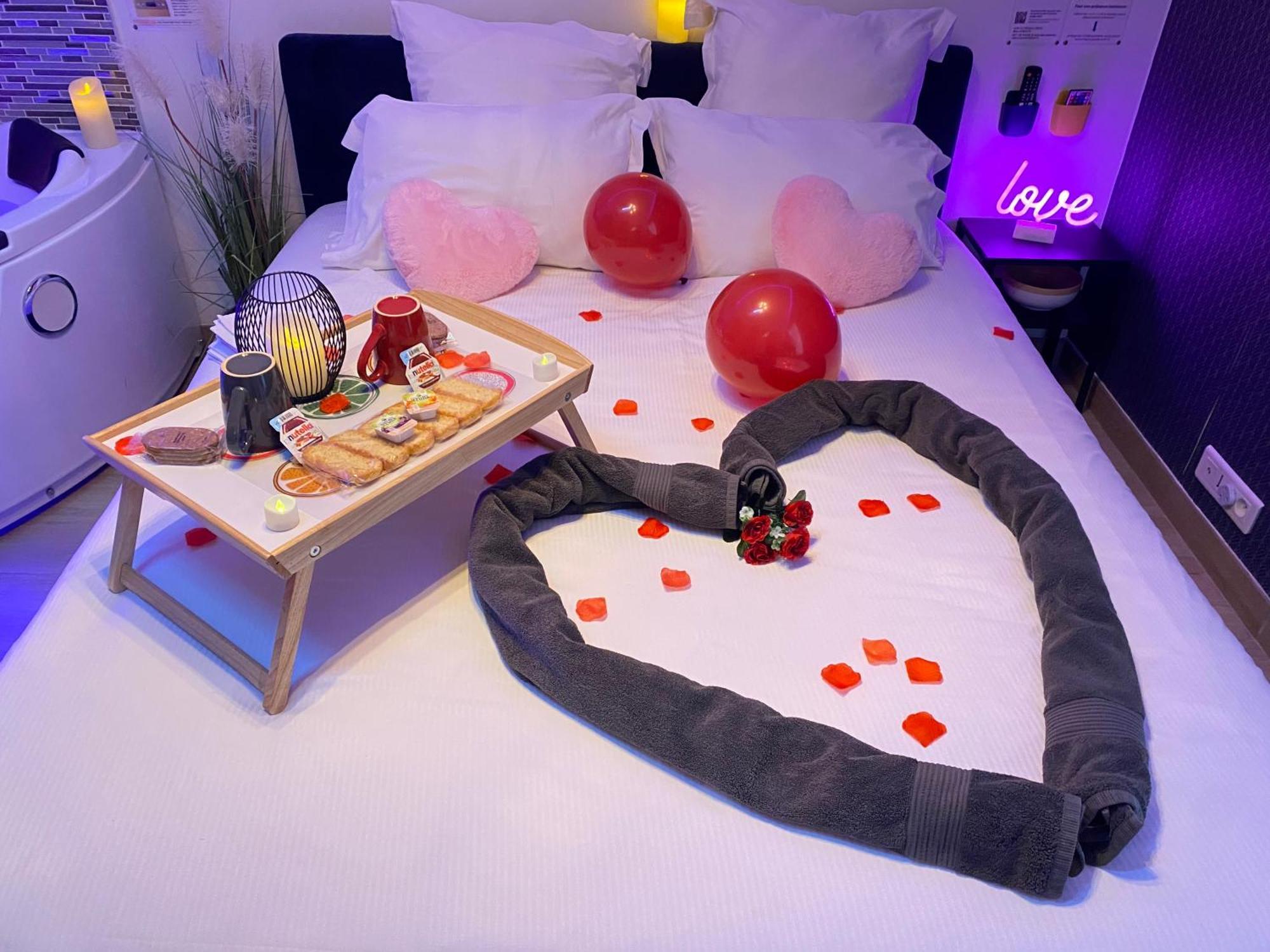 L'Escale Balneo'Romantique - Loveroom - Jacuzzi & Petit Dejeuner Villiers-sur-Marne Exterior photo